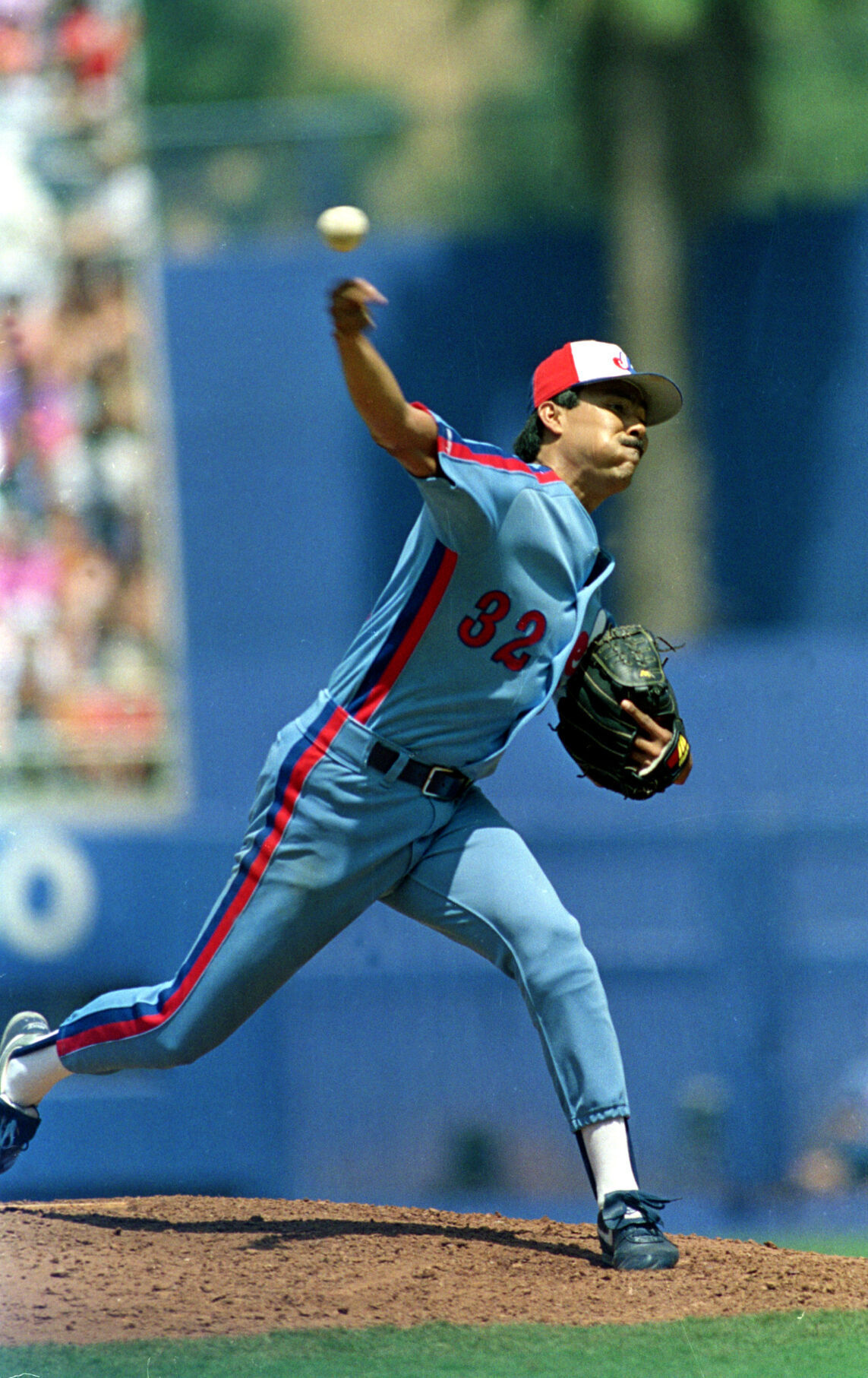 1991: Dennis Martinez pitches perfect game for Montreal Expos